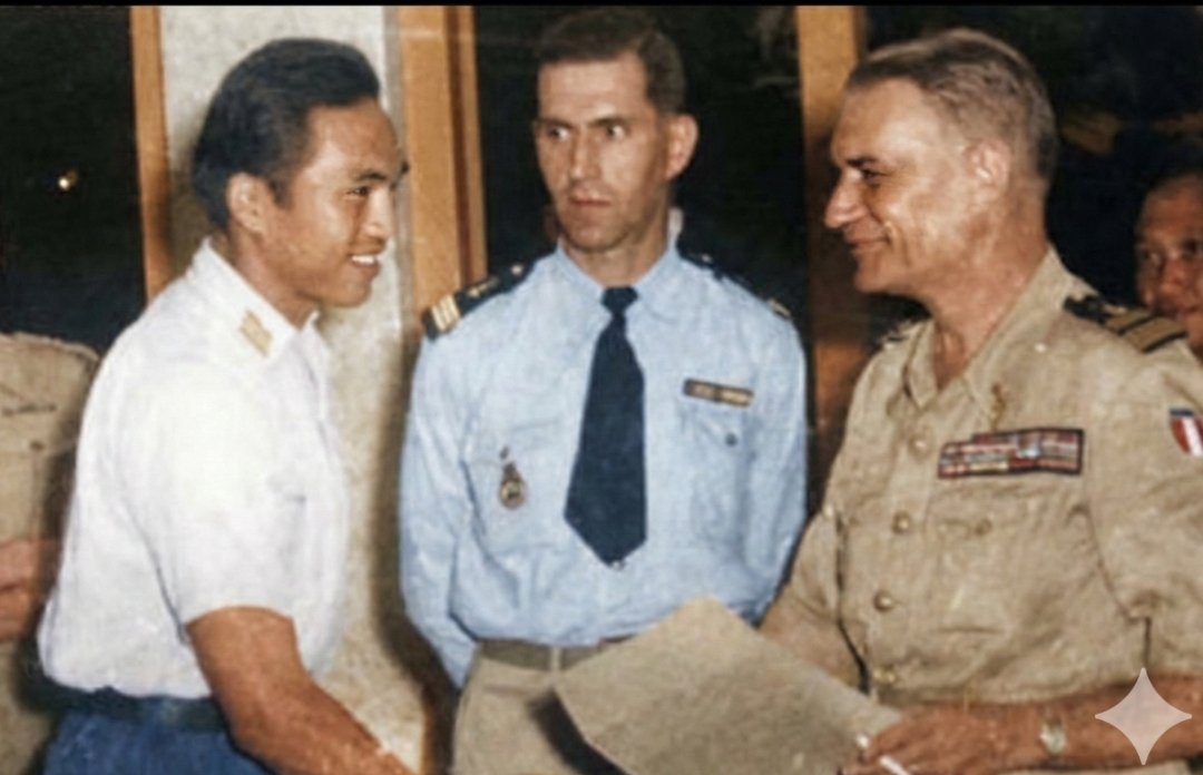 Letkol Alex Kawilarang, Komandan Brigade II (1945-1948), berjabat tangan dengan Kolonel Thomson dalam rangka gencatan senjata antara Indonesia dengan Belanda di Cianjur, Jawa Barat, 4 Februari 1948. (IPPHOS/ANRI).
