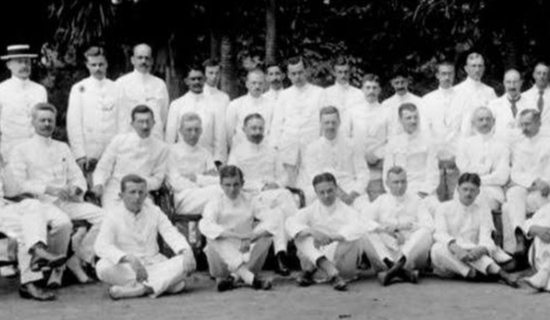 Potret grup saat konferensi Persatuan Pegawai Negeri Sipil (Ambtenaar) Dinas Kehutanan Hindia Belanda (VHABINOI) di Yogyakarta pada 1915. (Wikimedia Commons)