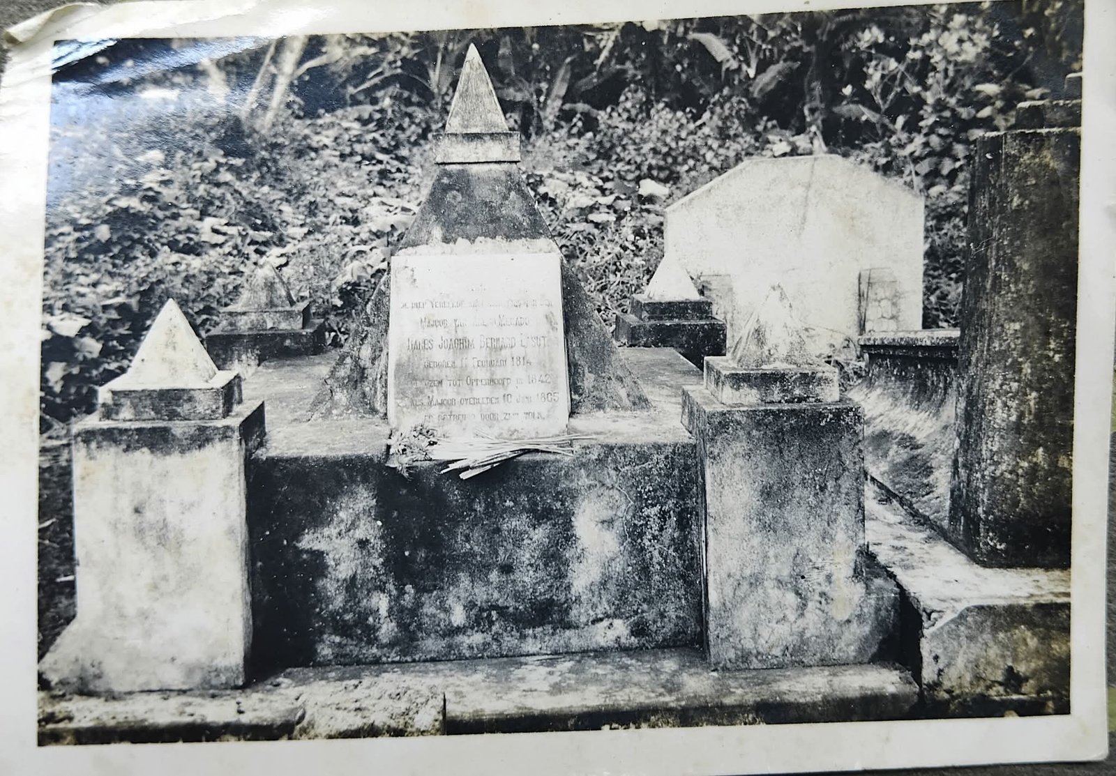 Kubur Majoor Districk Tikala Ares Manado. Rares Joachim Bernard Lasut. (Foto Nico Worang) 