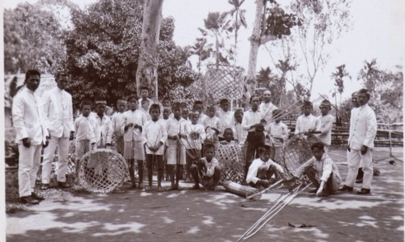 Para murid dan guru dari sekolah di Koemalemboeai di Menado dengan keranjang anyaman (Wereld Museum, 1925) 