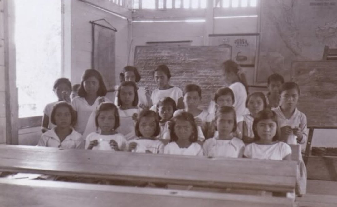 Foto kelompok siswi di dalam kelas di sebuah sekolah di  Koemalemboeai (Wereld Museum, 1925) 