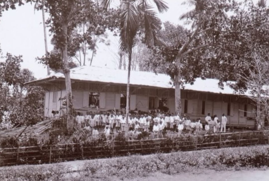 Para siswa dan Guru di depan sekolah (Wereld Museum, 1925)