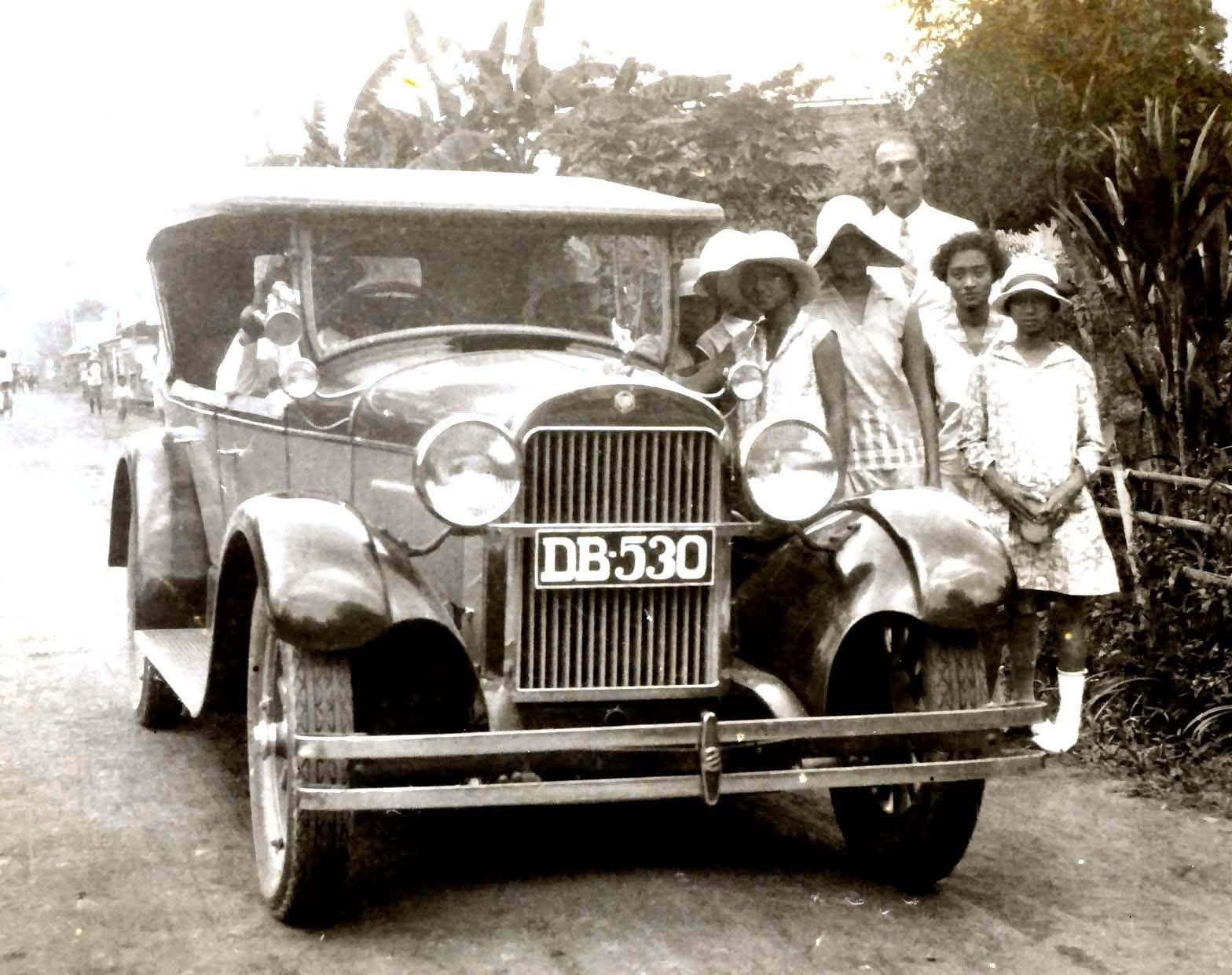 Foto mobil di Manado lengkap dengan pelat daerah yang masih digunakan hingga kini (Henry Too, 1920)