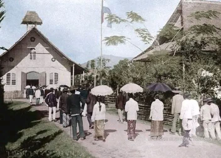 Masyarakat beribadah ke gereja di Langowan, (Tropenmuseum, 1900)