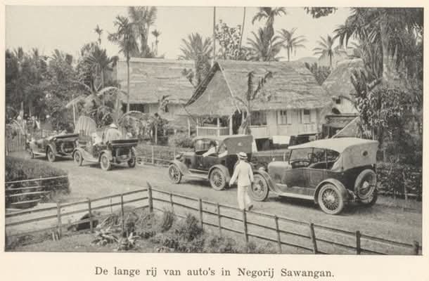 Barisan mobil turis kapal Plancius yang mengunjungi Sawangan 1924 (foto Buku 𝘝𝘢𝘯 𝘭𝘦𝘷𝘦𝘯 𝘦𝘯 𝘸𝘦𝘳𝘬𝘦𝘯 𝘪𝘯 𝘐𝘯𝘥𝘪𝘦-𝘏𝘰𝘳𝘴𝘵𝘪𝘯𝘨, 𝘓.𝘏.𝘊. 1928/ Engel yong)