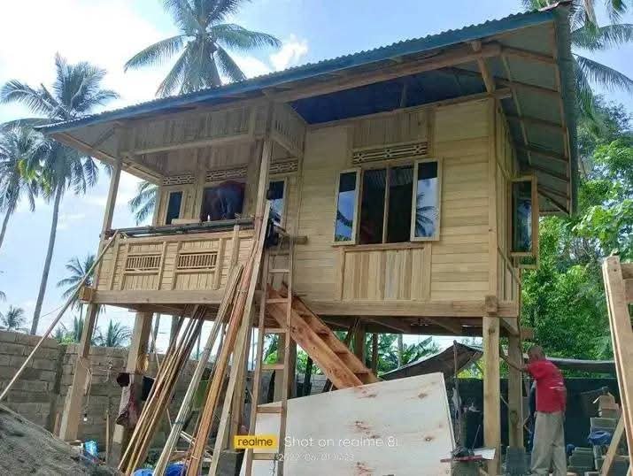 Salah satu bentuk Rumah adat Minahasa yang dijual di Tombasian (Febiola T, fb)