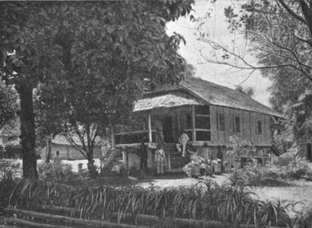 Rumah Hukum Besar Ratahan, sekitar tahun 1900. Sumber foto: Fritz Rinne & Else Rinne, “Kasana, Kamari”, 1900