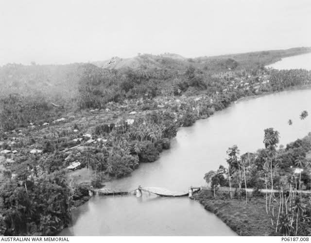Foto pengintaian udara jembatan Amurang di sungai Ranoaipo yang diambil dari pesawat Bristol Beaufighter dari Skuadron 31, RAAF, pada tanggal 27 Desember 1944. (AWM)