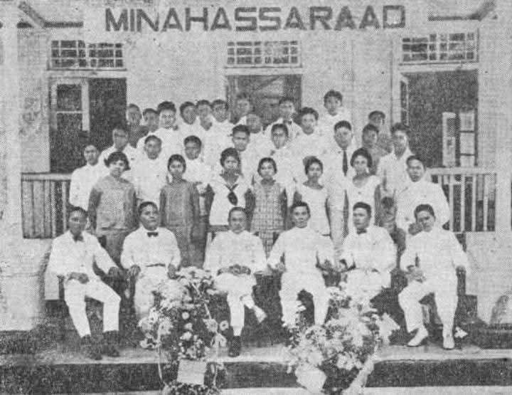 Sam Ratulangi, duduk di depan ke-3 dari kiri (Wikipedia)