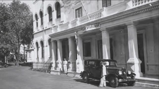 Spaarbank Minahasa, Lembaga Perbankan lokal yang berdiri sejak tahun 1894 di Jl. Suprapto Manado. (KITLV) 