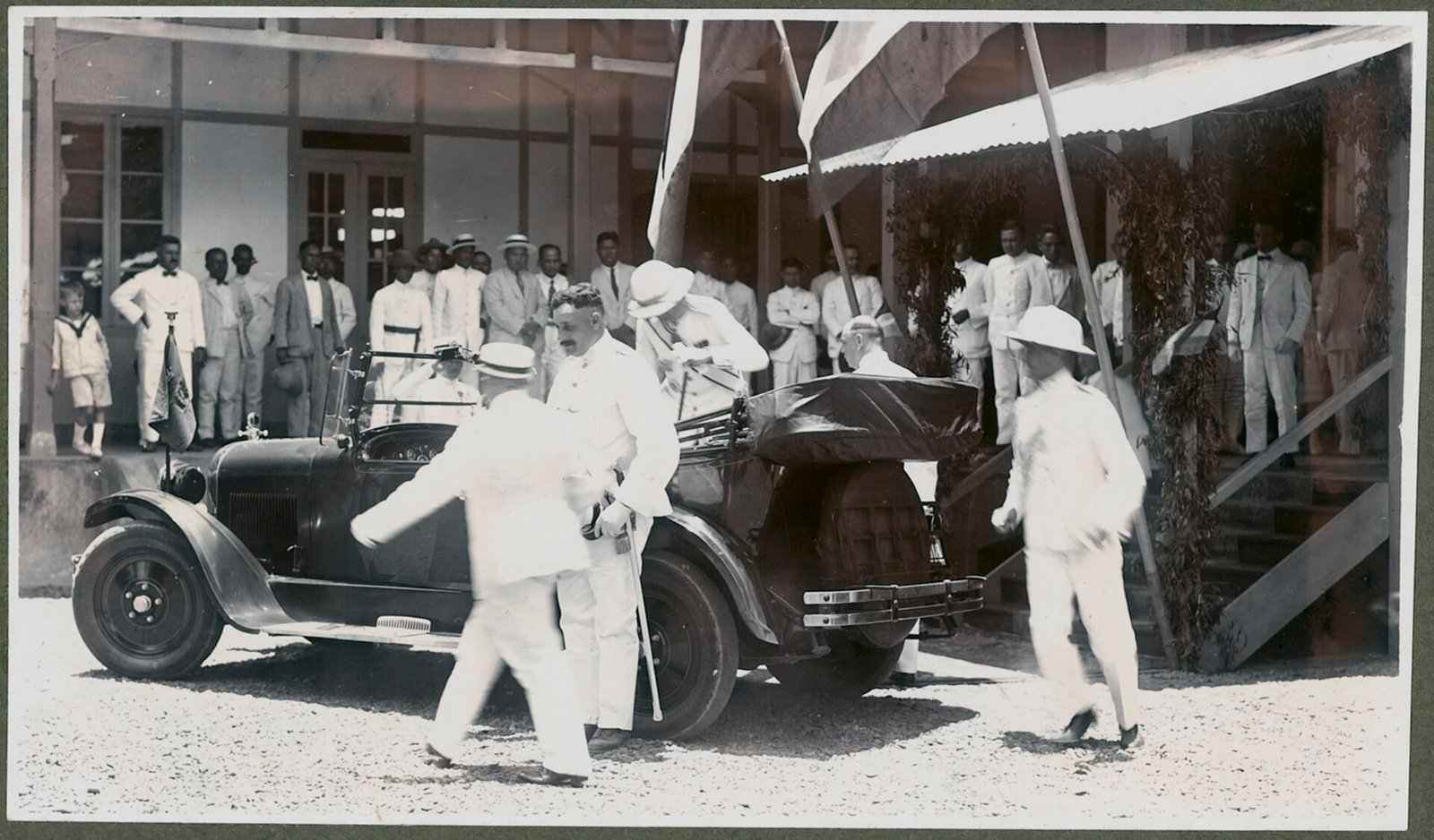 Gubernur Jenderal ACD de Graeff (dengan selempang) meninggalkan ruang rapat di gedung Dewan Minahasa (KITLV, 1927)