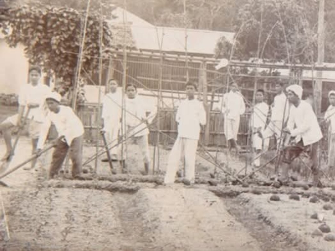 Para murid sekolah untuk putra-putra kepala suku setempat dan tokoh-tokoh terkemuka lainnya sedang bekerja di kebun (Wereld Museum, 1900-1930)