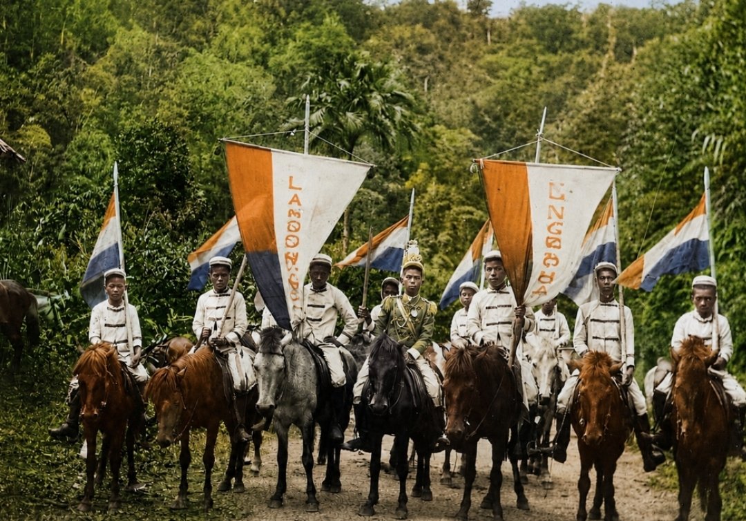 Pengawal kehormatan yang mengiringi direktur zending J.W. Gunning dan C.W.Th. Baron van Boetzelaer dari Langowan menuju Gunung Patang. (Repro foto komunitas Zending, 31 Desember 1901)