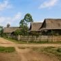 Sebuah jalan di Passo, dengan gereja terlihat di latar belakang (foto Komunitas Zending, 1900/1901)