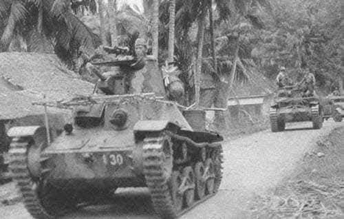 Tank-tank tentara Jepang dari detasemen Itoh mendarat di Kema (AMW, 1942)