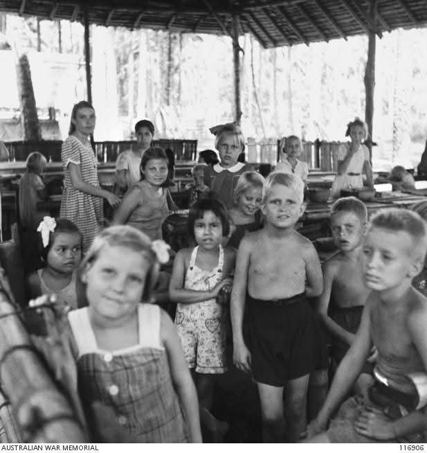 Foto anak-anak tahanan di ruang makan utama di kamp tahanan wanita Airmadidi sesaat sebelum dibebaskan. (AWM, 14 September 1945)