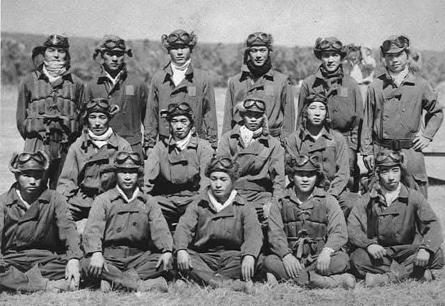 Personel Tainan Kokutai di bandara Langoan, ini adalah satuan elite penerbang Angkatan Laut Kekaisaran Jepang yang berperan penting dalam merebut dominasi udara selama invasi ke Hindia Belanda pada awal Perang Pasifik. (1942, pacificeagles, ijnafphotos, dan Australian War Memorial - Engel Yong)