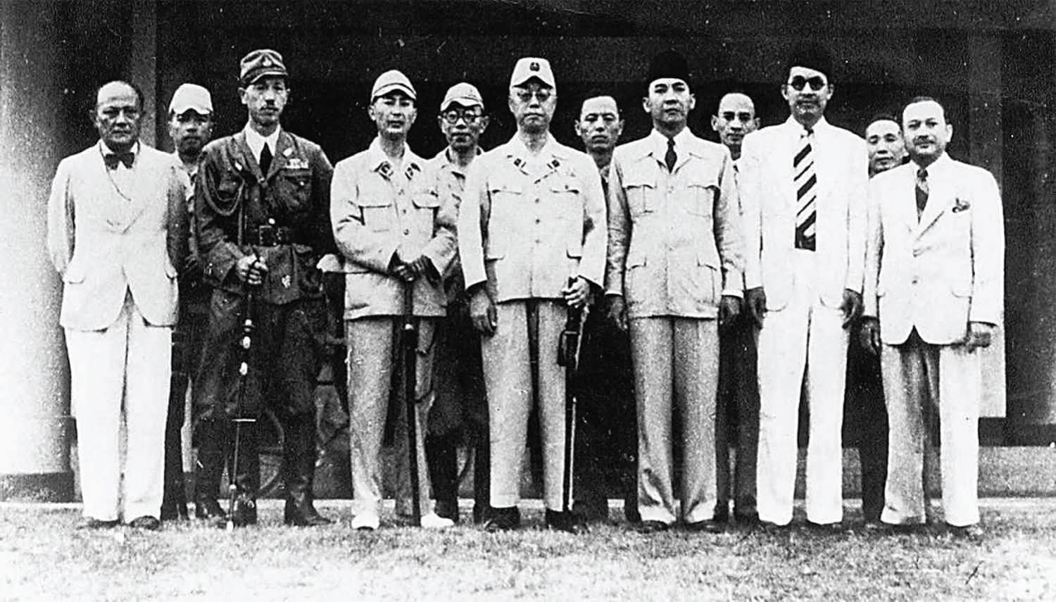 Gerungan Saul Samuel Jacob Ratulangi (Sam Ratulangi) bersama Soekarno, Ahmad Subardjo, dan sejumlah pejabat sipil serta militer Jepang berfoto bersama di Makassar pada 30 April 1945. Foto ini merekam salah satu momen penting menjelang berakhirnya pendudukan Jepang dan lahirnya Indonesia merdeka.(Makassar Tanggal: 30 April 1945 Koleksi foto: Nishijima sumber: Engel Yong)