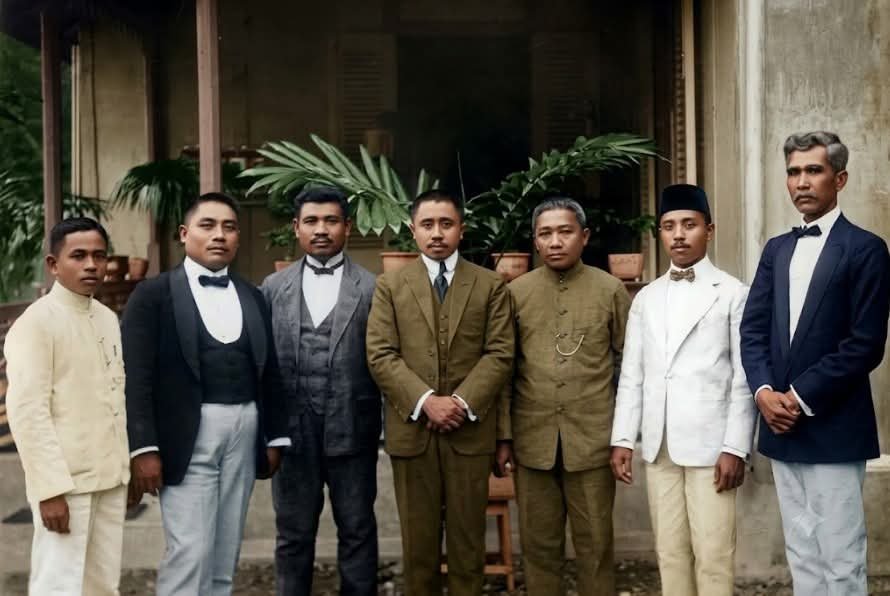 Dari kiri ke kanan L. Oesoe, S.D. Paparang, P. Sasenggala, W.A. Sarapil, A.L. Andaria, B. Makaminang, dan J.H. Kathiandagho.⁣⁣⁣ Tahuna, 24 September 1927 (Leiden University Libraries - KITLV)
