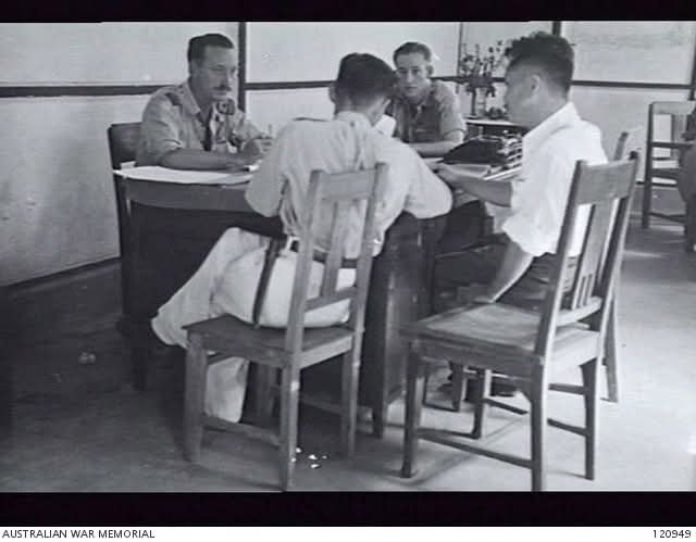Tomohon, 11 Oktober 1945 — Flying Officer P. J. Keating (RAAF) mewawancarai warga sipil Minahasa yang membawa surat terakhir seorang penerbang Sekutu. Kesaksian ini menjadi bagian penting penyelidikan kejahatan perang Jepang oleh Menado Force. Sumber: Australian War Memorial (AWM - upload Engel Yong)