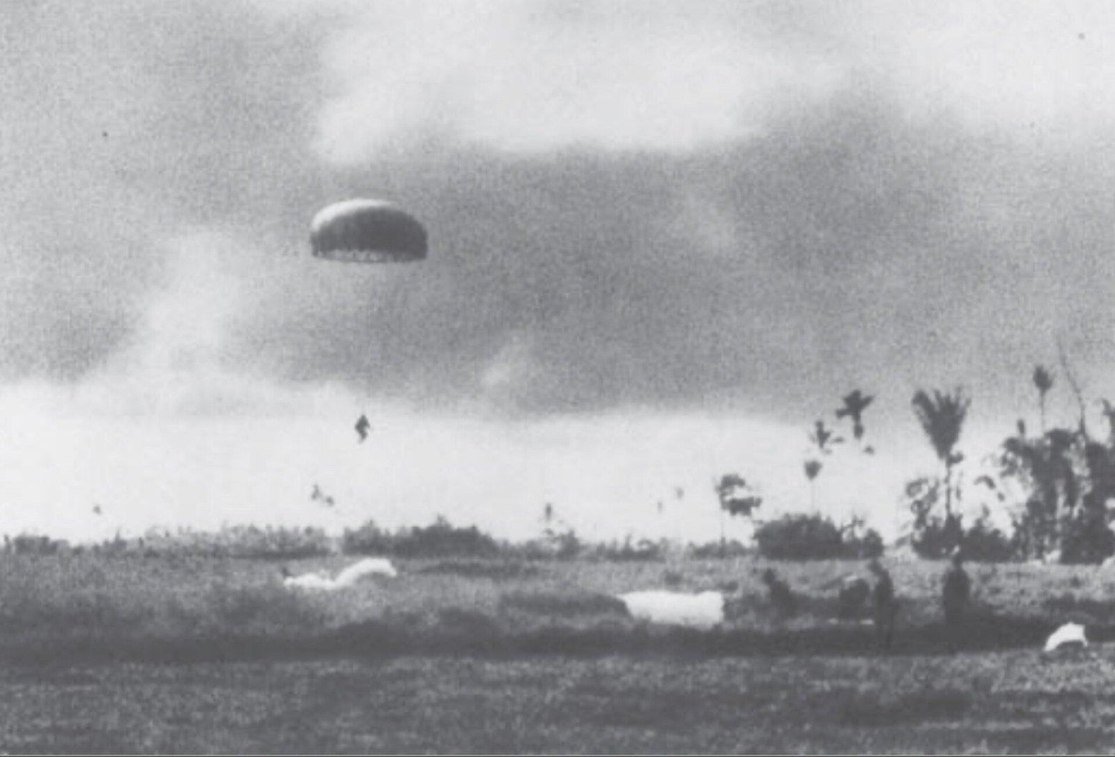 Foto tentara Jepang menggunakan parasut mendarat di Langowan (1942 - Wikimedia)