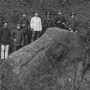 Penggalian kembali watu Pinawetengan 19 Juli 1888 (𝘜𝘪𝘵 𝘖𝘯𝘻𝘦 𝘒𝘰𝘭𝘰𝘯𝘪ë𝘯 — 𝘏. 𝘝𝘢𝘯 𝘒𝘰𝘭, 1903⁣⁣⁣. Engel Yong)