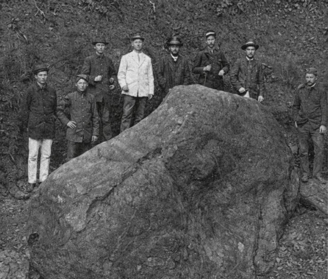 Penggalian kembali watu Pinawetengan 19 Juli 1888 (𝘜𝘪𝘵 𝘖𝘯𝘻𝘦 𝘒𝘰𝘭𝘰𝘯𝘪ë𝘯 — 𝘏. 𝘝𝘢𝘯 𝘒𝘰𝘭, 1903⁣⁣⁣. Engel Yong)