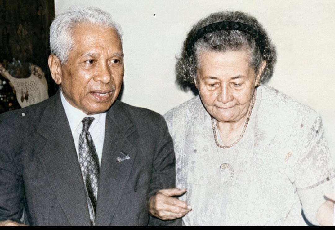 Alex Maramis bersama Istri Beth Veldhoedt di Kantor Presiden Bina Graha Jakarta tahun 1976 (Repro - Lisa T)