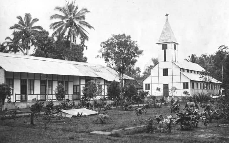 Gereja di Woloan (ca.1930 - Archieven - upload Engel Yong)