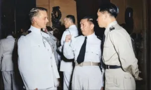 Herman Nicolas ‘Ventje’ Sumual (kanan) bersama Jahja Daniel Dharma 'John Lie'⁣ (tengah)⁣ - repro foto Koleksi Perpusnas RI⁣