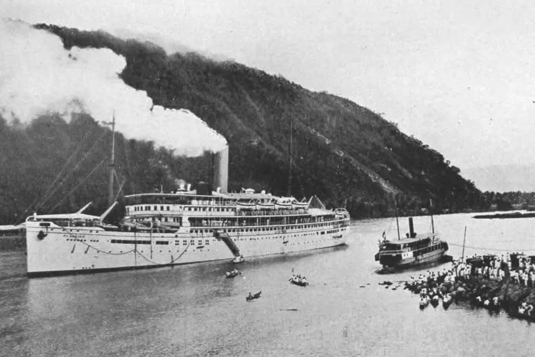 Saat berlabuh di Gorontalo, SS Plancius adalah kapal uap penumpang yang diluncurkan di Belanda pada tahun 1922 (ist)